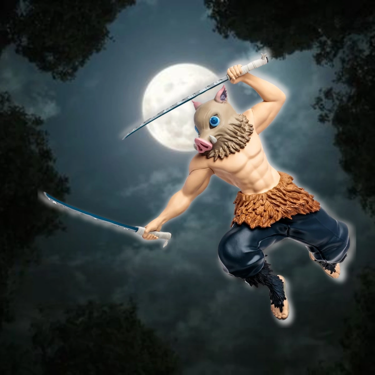 Figura de Inosuke Hashibira con sus dos espadas bajo la luz de la luna